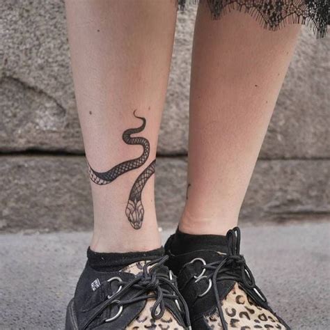 tatuajes de serpientes en la pierna para mujer|Tatuaje de serpiente en la pierna